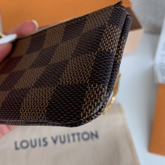 Authentic Louis Vuitton key pouch - Picture 5 of 7
